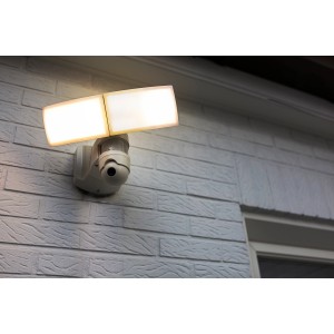 Lutec LED-Kameraleuchte Libra mit 2-köpfigem Strahler an weißer Wand.