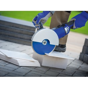 LUX Diamant-Trennscheibe 230 mm im Einsatz zum Fliesenschneiden.