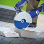LUX Diamant-Trennscheibe 230 mm im Einsatz zum Fliesenschneiden.