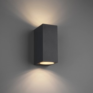 Eckige Trio Außenwandleuchte Roya in Anthrazit mit Up- & Downlight Effekt an grauer Wand.