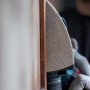 Bosch Expert Netzschleifblatt M480 K120 im Einsatz beim Schleifen einer Holzoberfläche.