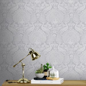 Laura Ashley Vliestapete Peacock Damask in Pale Slate mit Pfauenmuster für stilvolle Wände.