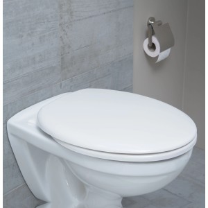 Weißer Schütte WC-Sitz mit Absenkautomatik auf einer Toilette montiert.