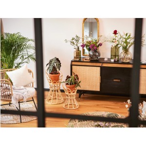Braune Glasvase, 30,5 cm hoch, Ø 16,5 cm, mit Blumen auf einem Sideboard in einem Wohnzimmer.
