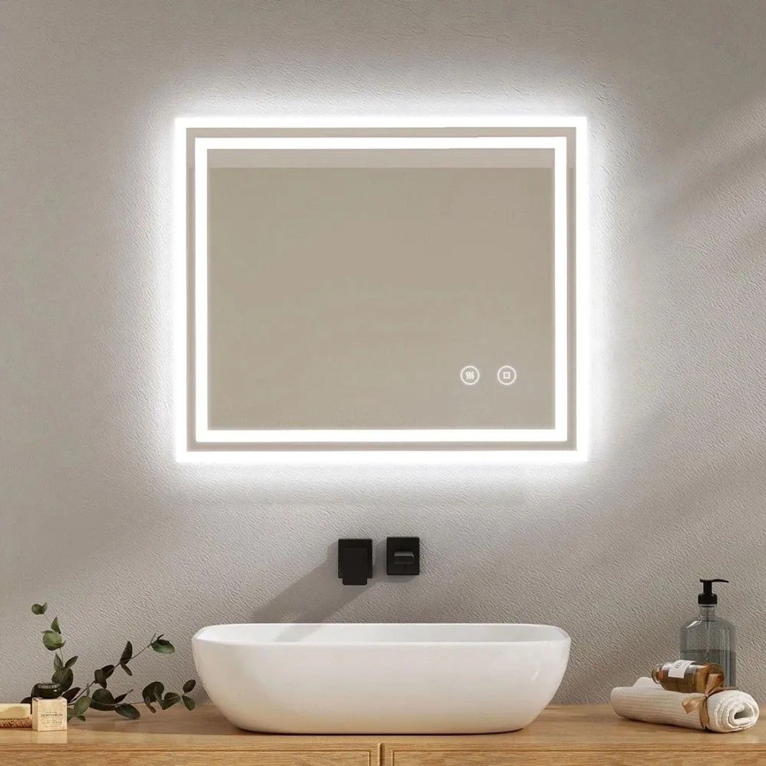 Rechteckiger Emke LED-Badspiegel mit Kaltweiß-Beleuchtung, Touchschalter und Anti-Beschlag-Funktion über Waschbecken.