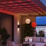 Philips Hue Festavia LED-Lichterkette, 500 LEDs, 40 m, schwarz, auf einer Terrasse mit Lampions.