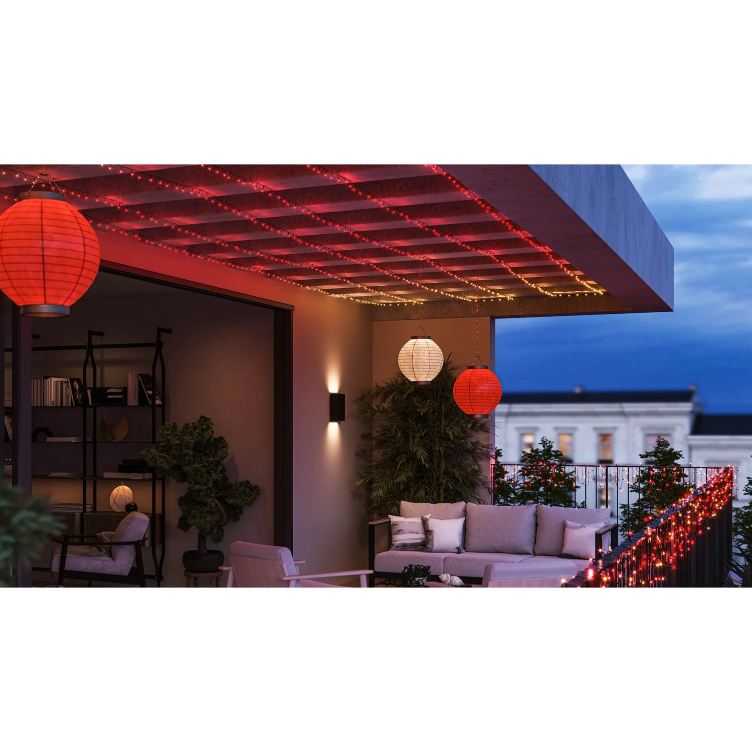 Philips Hue Festavia LED-Lichterkette, 500 LEDs, 40 m, schwarz, auf einer Terrasse mit Lampions.