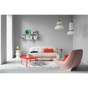 Alpina Innenfarbe Pantone Vapor Blue Hellgrau an Wänden in modernem Wohnzimmer mit Möbeln.