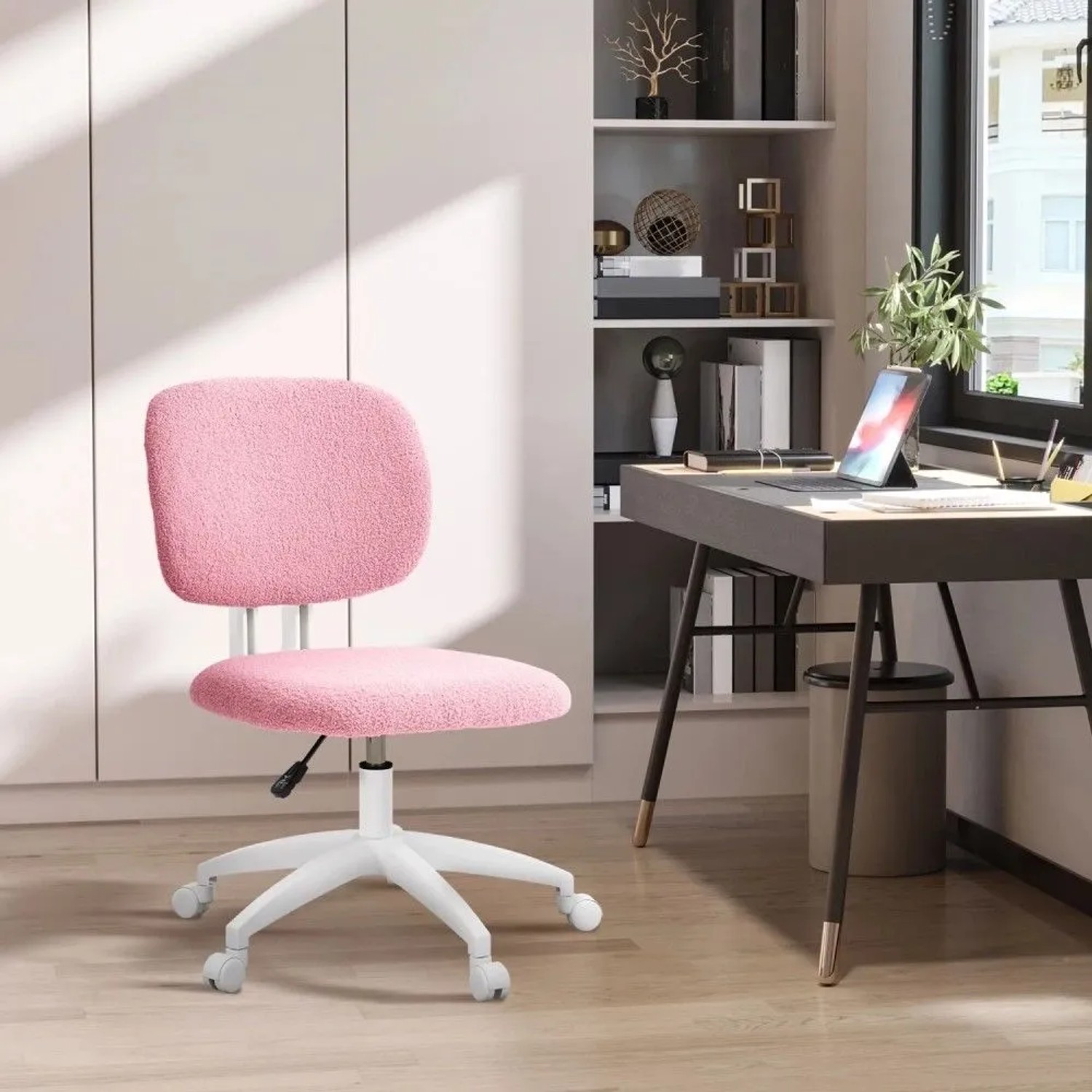 Vinsetto Bürostuhl pink, höhenverstellbar, mit weichem Bezug und Rückenlehne ohne Armlehnen, auf Rollen im Homeoffice.
