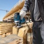 Handwerker sägt mit Bosch Professional Stichsäge GST 150 CE einen Holzbalken präzise auf Baustelle.