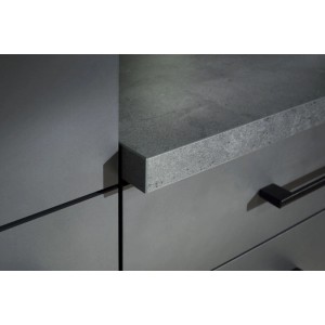 Detailansicht der grauen Respekta Küchenarbeitsplatte in Granit-Optik und mattem Unterschrank mit schwarzem Griff.