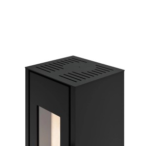 Detailansicht des schwarzen Kaminofens Blaze Livia 8 kW mit Holzfach und Vermiculite-Auskleidung.