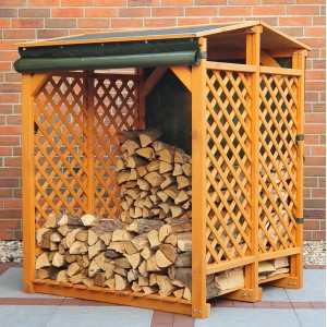 Honigbraunes Kaminholzlager aus Kiefernholz mit Wetterschutz-Vorhängen und Gitterwänden, gefüllt mit Holz.