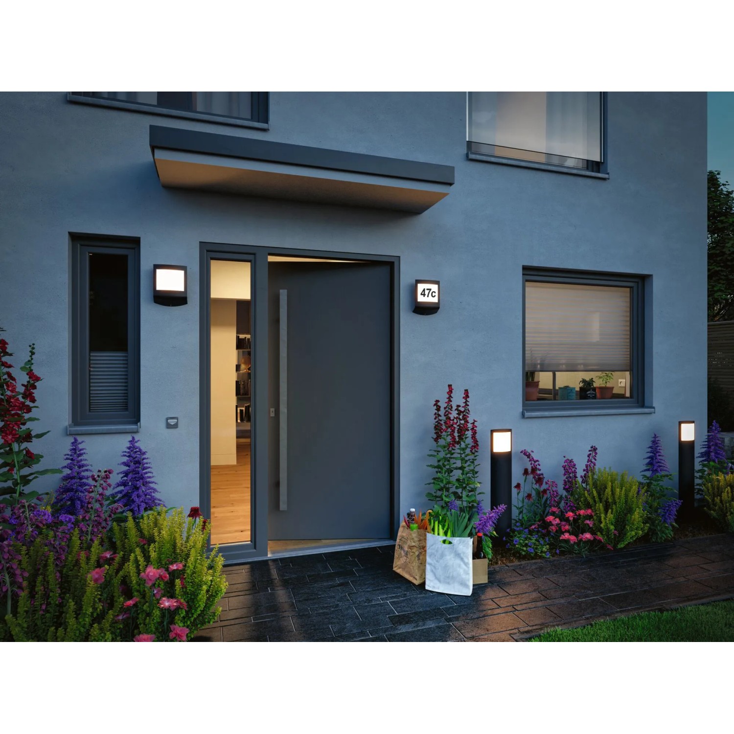 Paulmann Padea LED-Wegeleuchte mit Sensor, anthrazit, vor Hauseingang mit Bepflanzung.