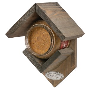 Fidelio Erdnussbutter mit Rosinen im Holz-Futterhaus für Wildvögel.