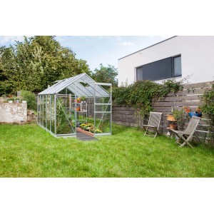 Vitavia Gewächshaus Kapitol 6200 mit Alu-Rahmen, Glas- und HKP-Verkleidung im Garten.