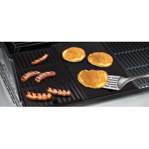 Char-Broil Grillplatte mit Würstchen und Pancakes auf Grill. Gusseisen, 26x43,5 cm.