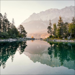 Pro Art Glasbild Mountain Lake VI, 50x50 cm: Bergsee mit Spiegelung im klaren Wasser.