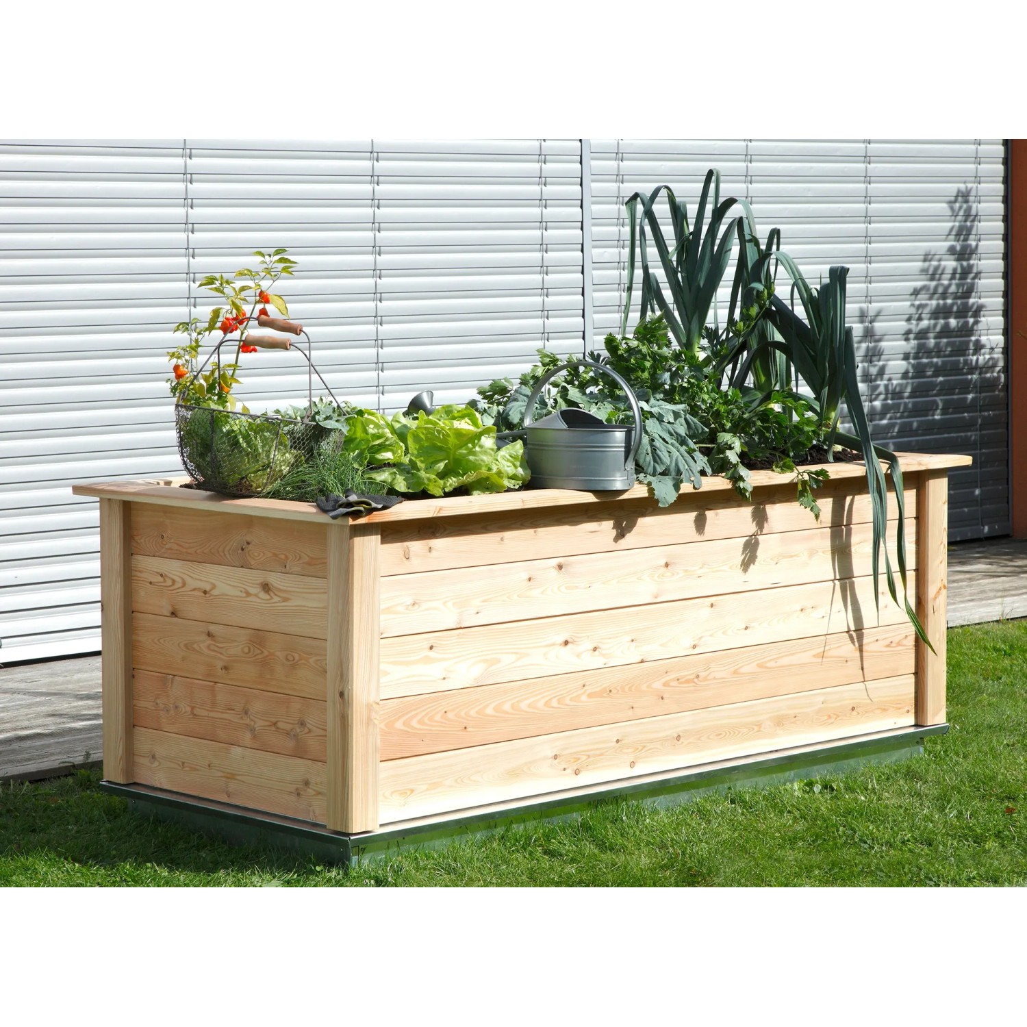 KGT Hochbeet Woody 210 aus Lärche, bepflanzt mit Gemüse und Kräutern im Garten.