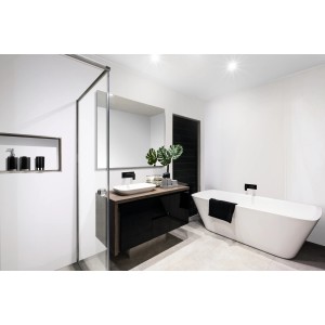 Modernes Badezimmer mit weißen Grosfillex Wandpaneelen und Badewanne.