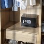 Schwarzer Yale Tresor Value Safe S (8,6 l) im Kleiderschrank. Ideal zur Aufbewahrung von Wertsachen.