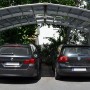 Ximax Carport Portoforte-60 M Edelstahl-Look mit zwei parkenden Autos.