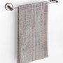 Wenko Badetuchstange Uno Udine, 40 cm, silber matt mit grauem Handtuch.