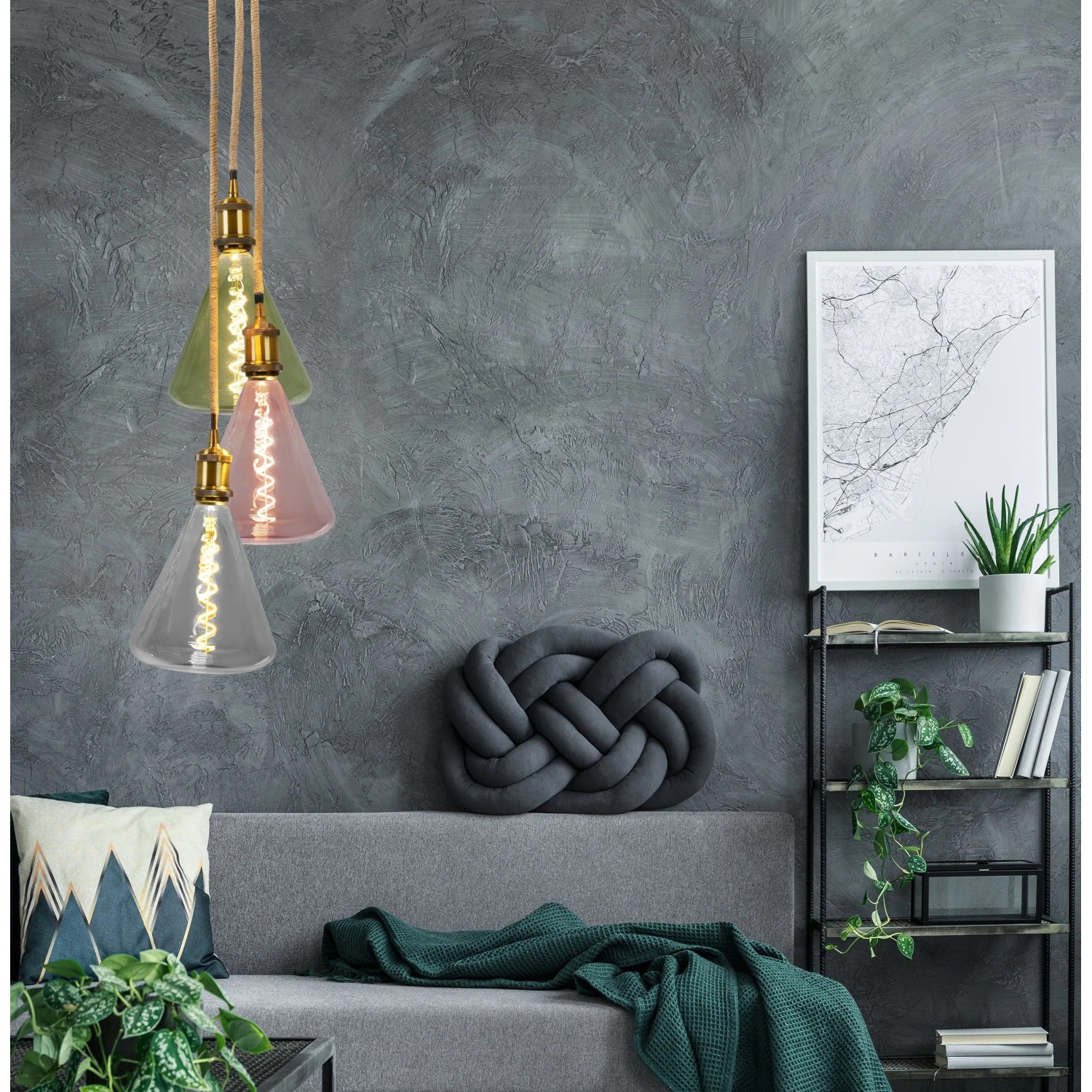 Drei Näve LED E27 Leuchtmittel Dilly in Grün, Rosa und Klar, hängend im Wohnraum.