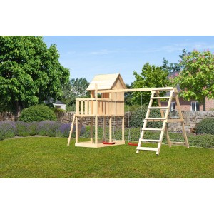 Karibu Kinderspielhaus Frieda Set mit Klettergerüst und Schaukel im Garten.