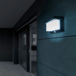 Näve LED Solar-Wandleuchte mit Bewegungsmelder, schwarz, 12cm, an Hauswand.