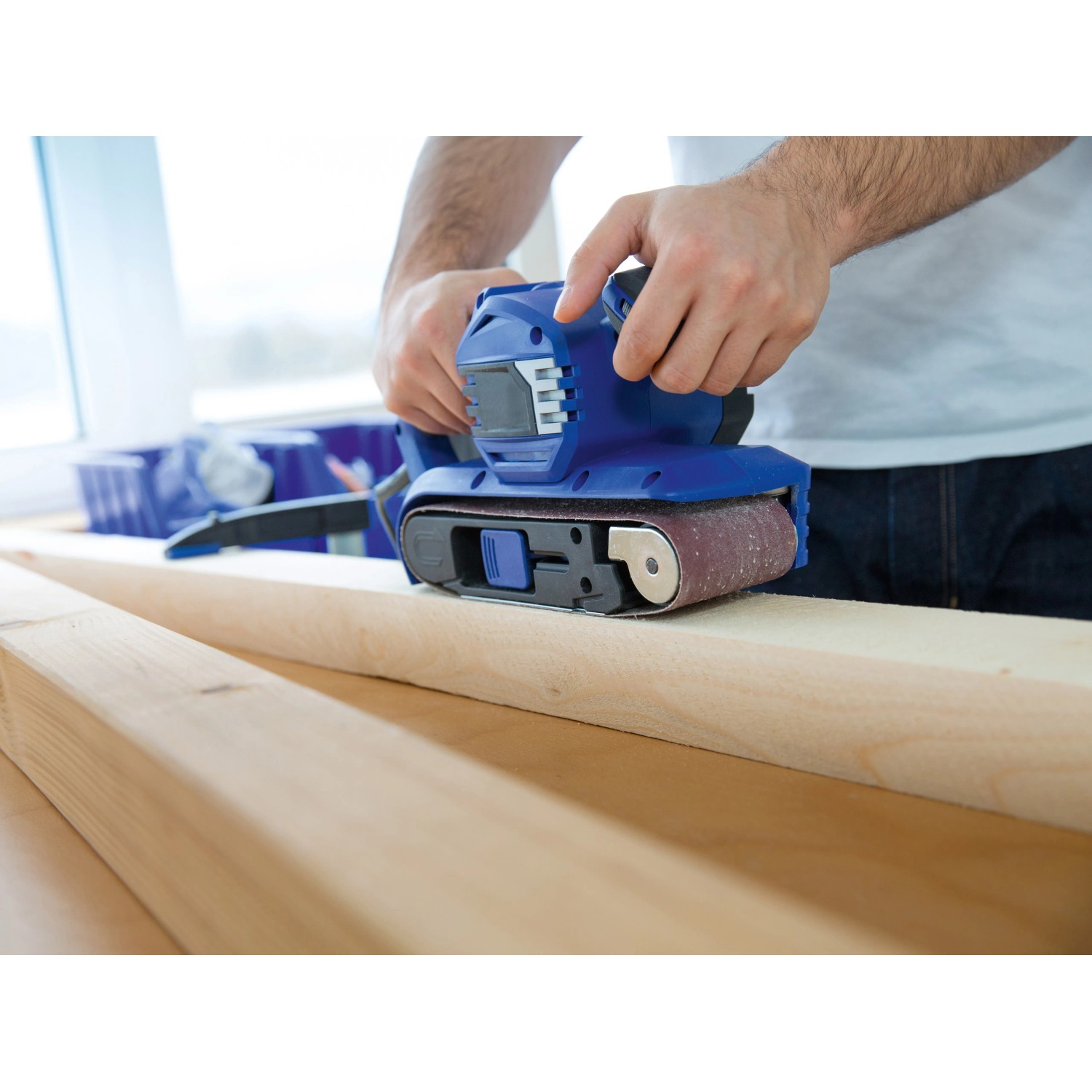 Bandschleifer mit LUX Schleifband K60 im Einsatz auf Holz.