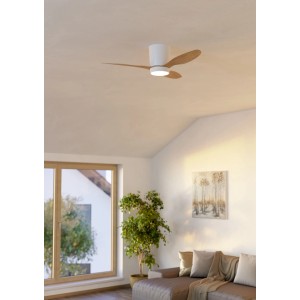 Weißer Eglo LED-Deckenventilator Baracares (Ø 106 cm) mit Holzoptik-Flügeln im Wohnraum.