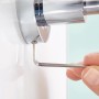 Montage des tesa® LOXX Toilettenrollenhalters mit Inbusschlüssel, hochglanzverchromt.