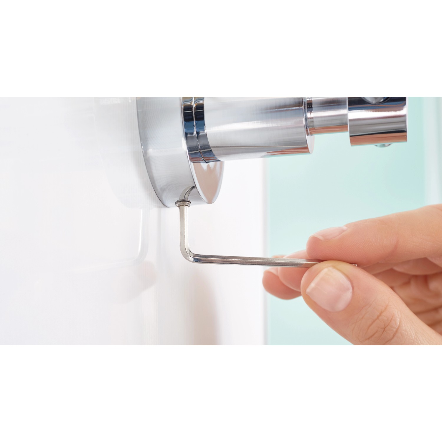 Montage des tesa® LOXX Toilettenrollenhalters mit Inbusschlüssel, hochglanzverchromt.