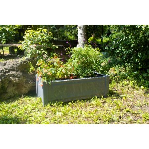 Rechteckiger, grauer KHW Pflanzkasten mit Bepflanzung im Garten.