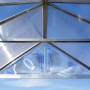 Detailaufnahme: Silbernes Palram Canopia Balance Gewächshaus mit Polycarbonat-Paneelen.
