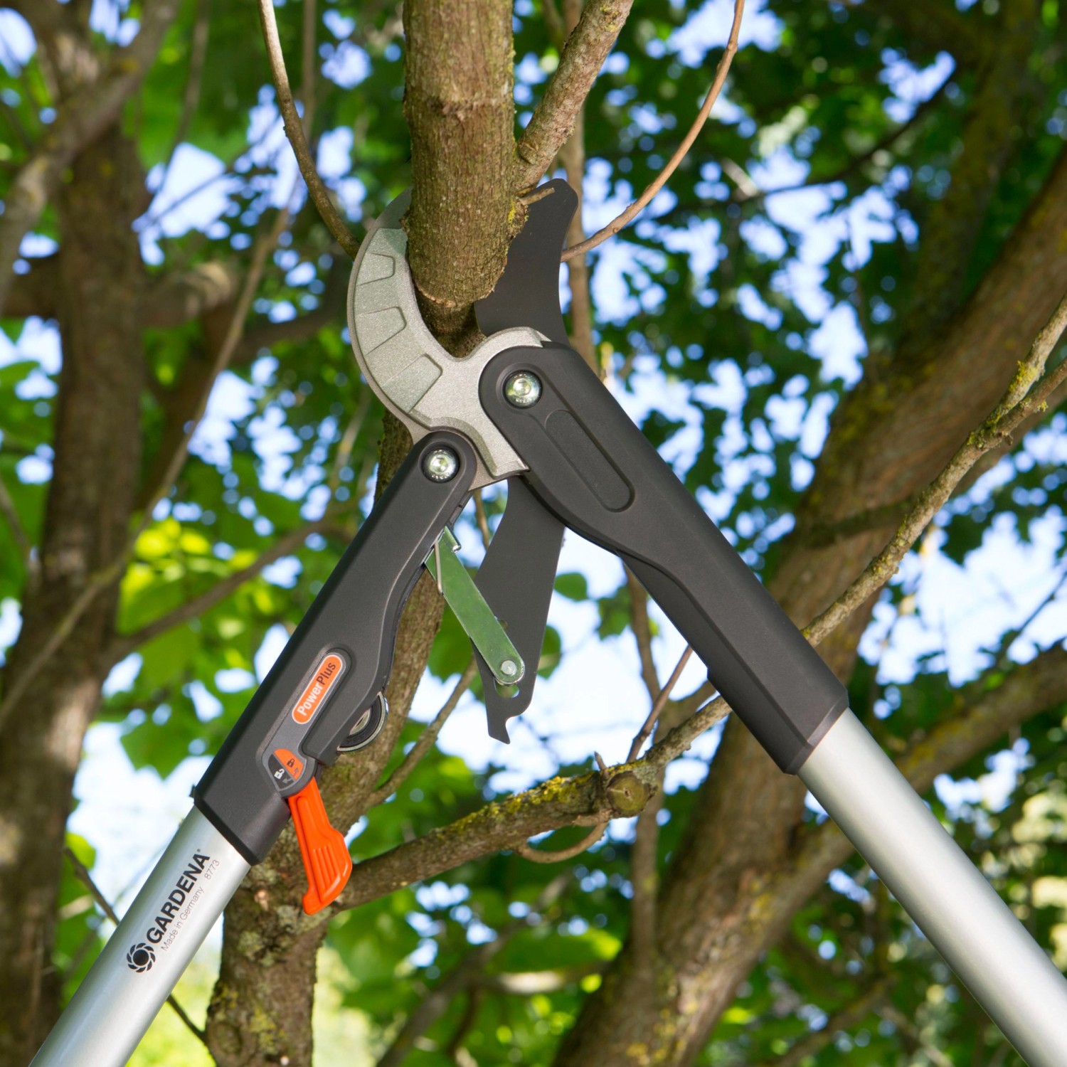 Gardena Comfort Ratschen-Astschere SmartCut schneidet Ast im Garten.