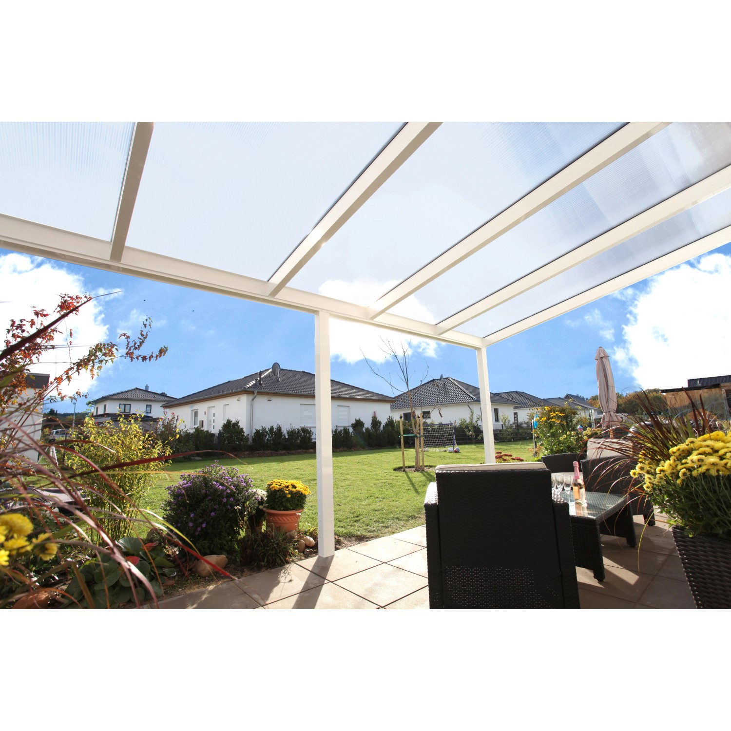 Weiße Skan Holz Terrassenüberdachung Garda mit Polycarbonat-Dach und Aluminiumrahmen.