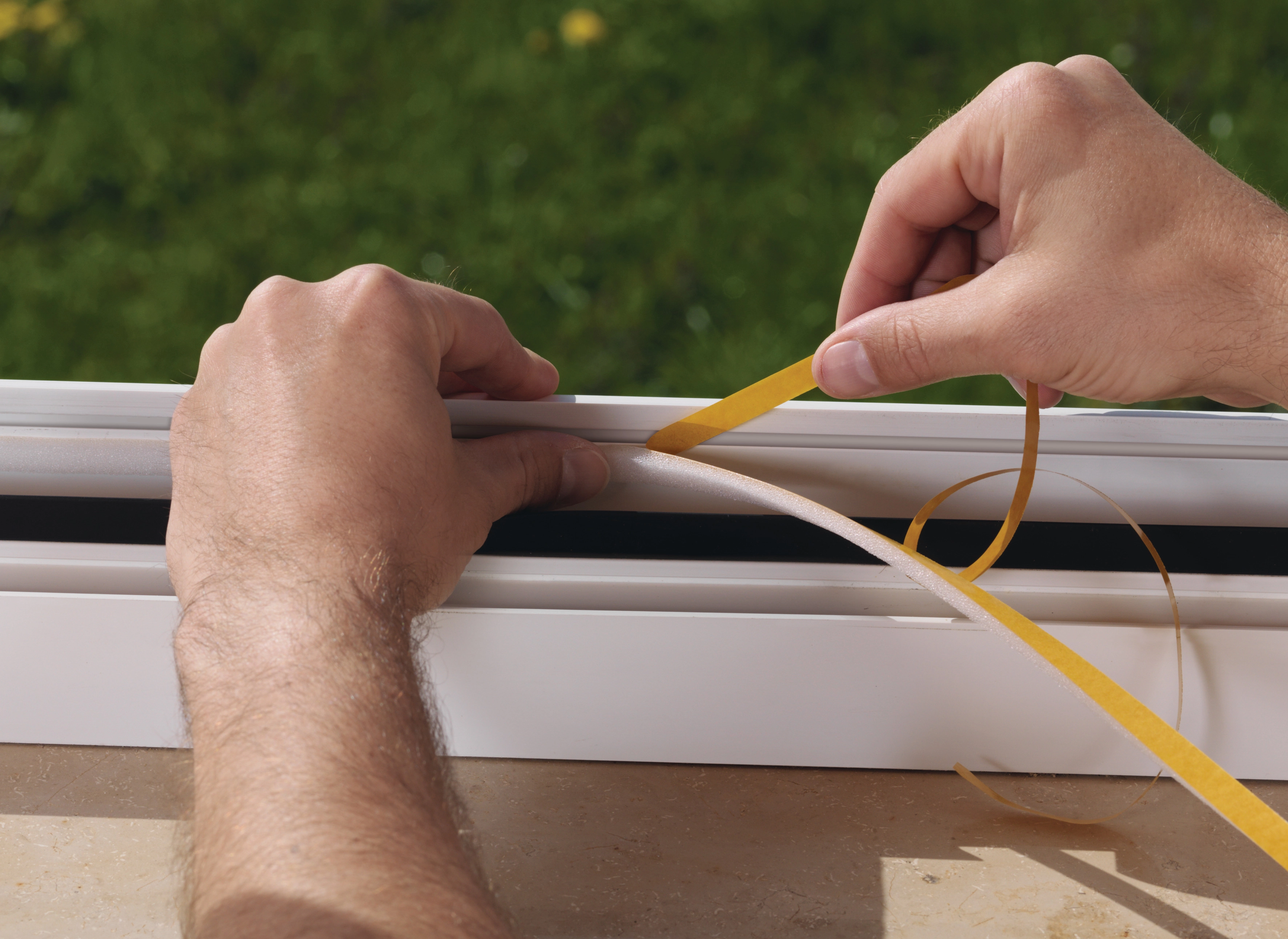 Selbstklebendes Dichtband für Fenster und Türen, weiß (4,5 cm x 5