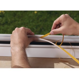 Anbringen der weißen Tesamoll Schaumstoff Fensterdichtung (10m x 0,9cm) am Fensterrahmen.