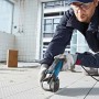 Bosch Professional GOP 55-36 Multicutter im Einsatz auf einer Baustelle.