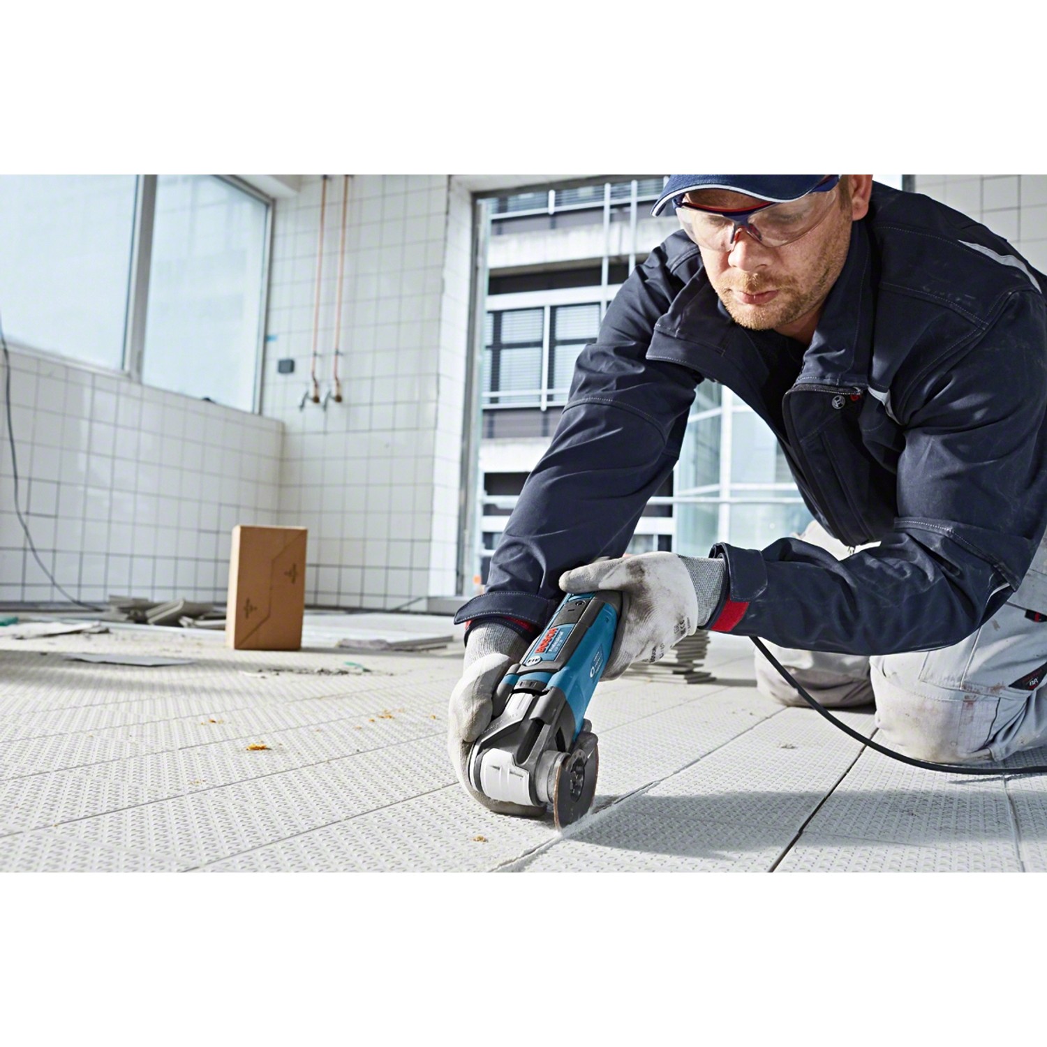 Bosch Professional GOP 55-36 Multicutter im Einsatz auf einer Baustelle.