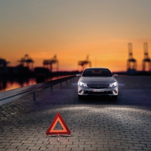 Osram H1 Ersatzlampen-Box: Auto mit Warndreieck bei Dämmerung. Autoelektrik Zubehör.