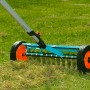 Gardena combisystem Vertikutier-Boy mit 32 cm Arbeitsbreite im Einsatz auf Rasen.
