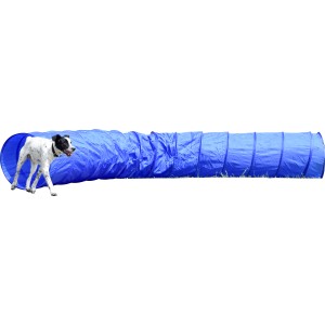 Blauer Agility Tunnel (500 cm) mit Hund beim Durchlaufen. Apportierspielzeug für Hunde.