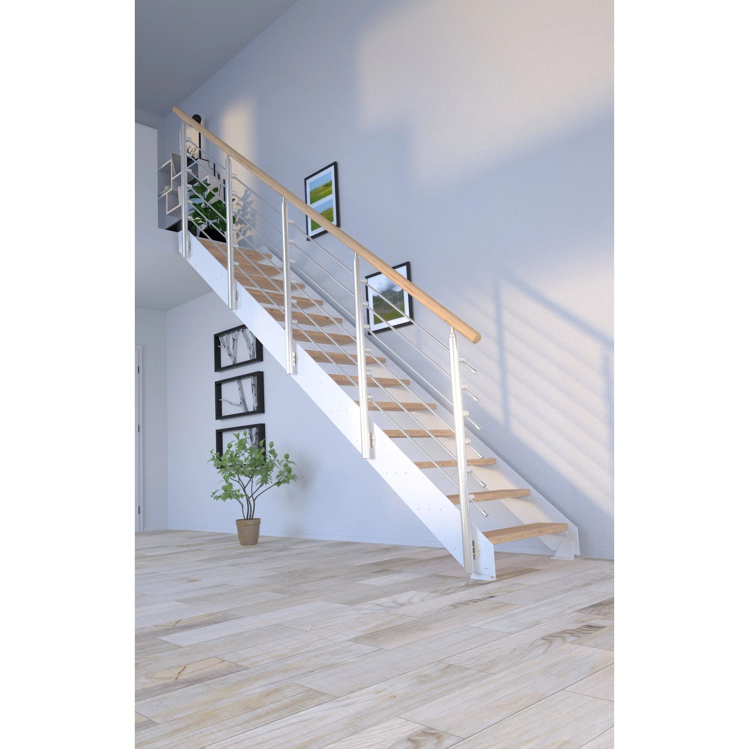 Treppe Kos mit 15 Stufen aus Eiche Rustik Natur und weißem Design-Geländer.