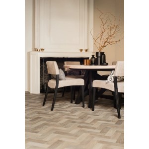 Andiamo PVC-Belag in Fischgrätoptik, Natur, als Meterware im Esszimmer mit Tisch und Stühlen.