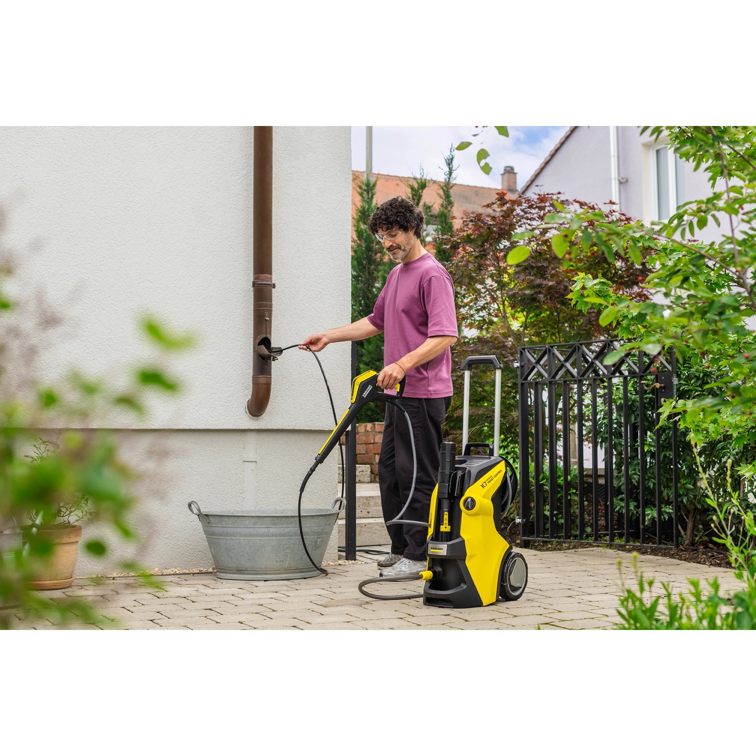 Kärcher Rohrreinigungsset PC 7.5 im Einsatz mit Hochdruckreiniger zur Reinigung eines Fallrohrs.