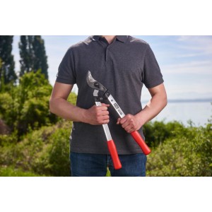 Felco Astschere 211-60 mit ziehendem Schneidkopf (60 cm) in den Händen einer Person.