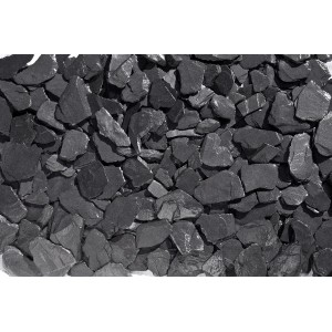 Graphit-schwarze Schieferplättchen (20-40 mm) als Zierkies, lose geschüttet.